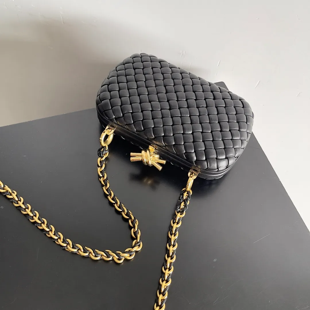 Batch 2260 BOTTEGA VENETA KNOT evening bag chain version for women is now on the market! Delicate and elegant, soft and powerful, this bag is definitely a representative of intellectual women. As an evergreen model of BV, the blessing of the chain is the icing on the cake. The classic weaving once again interprets the unique craftsmanship (the chain can be disassembled separately). Style number: 776662 Size: 19*11.5*5cm